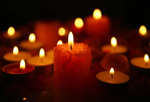 Κεριά που καίνε στο σκοτάδι — Φωτογραφία Αρχείου