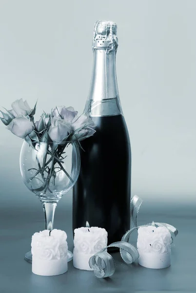 香槟，美丽的玫瑰和燃烧的蜡烛 — 图库照片