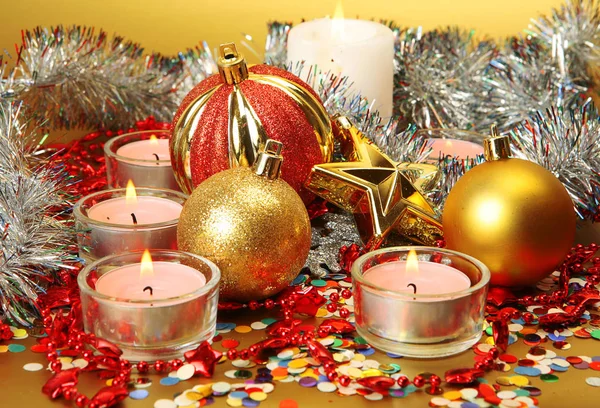 Dekoracje świąteczne i płonące świece — Zdjęcie stockowe