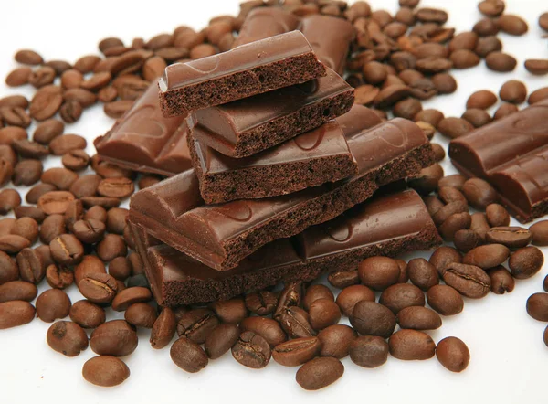 Кусочки шоколада на вкусный завтрак — стоковое фото