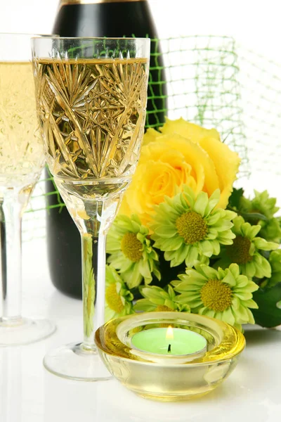 Şampanya, mumlar ve sarı gül — Stok fotoğraf