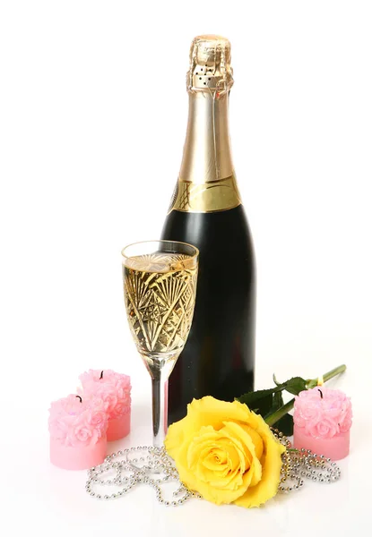 Champagne, candele e rosa gialla — Foto Stock