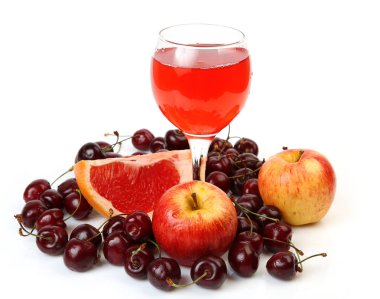 beyaz bir arka plan üzerinde olgun kiraz ve elma