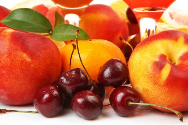 sağlıklı beslenmek için olgun meyve ve böğürtlen