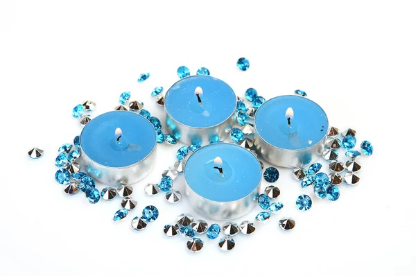 Brennende blaue Kerzen und glänzende Strasssteine — Stockfoto