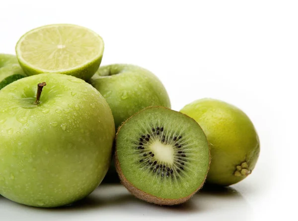 Beyaz arkaplanda yeşil elma ve kivi — Stok fotoğraf