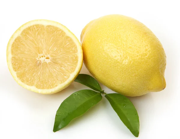 Нарезанный желтый лимон для здорового питания — стоковое фото