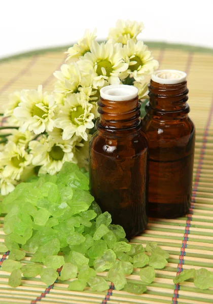 Aceite aromático de masaje y flores — Foto de Stock