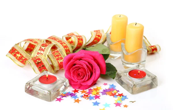 Rosa rosa y velas encendidas — Foto de Stock
