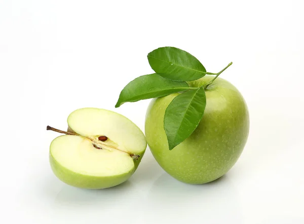 Groene appel op een witte achtergrond — Stockfoto