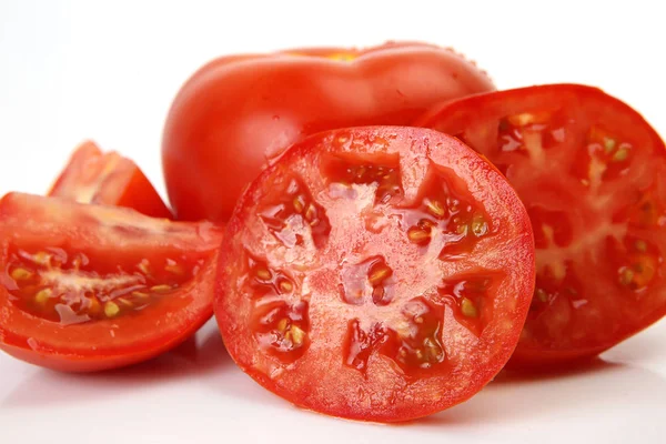 Rote Tomate in Scheiben geschnitten auf weißem Hintergrund — Stockfoto