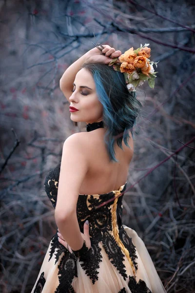 森の中で美しいドレスを着た少女 ストック画像