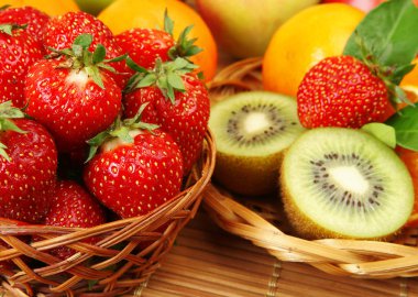 sağlıklı beslenmek için olgun meyve ve böğürtlen