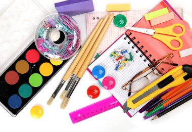 Resim yapmak için ofis malzemeleri, fırçalar ve boya.