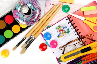 Resim yapmak için ofis malzemeleri, fırçalar ve boya.