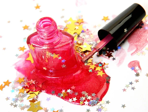 Verniz de unhas rosa e confete — Fotografia de Stock