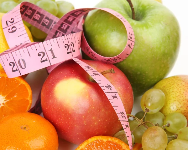 Стиглі фрукти для дієтичного харчування та мірної стрічки — стокове фото