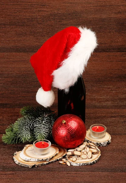 Бутылка шампанского и рождественское украшение Лицензионные Стоковые Изображения