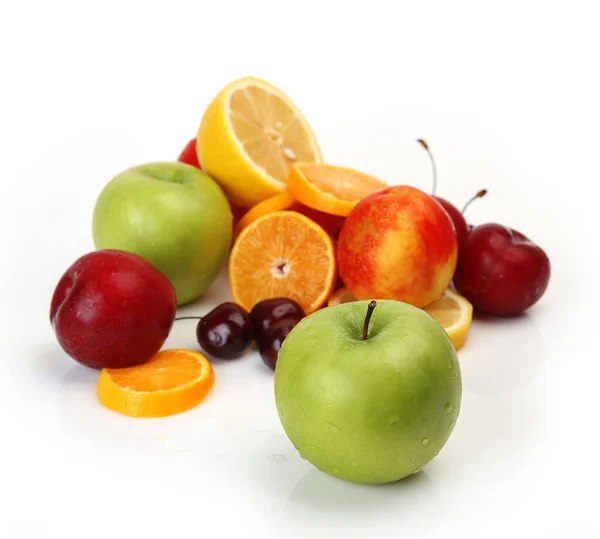 Frutas Rodajas Sobre Fondo Blanco — Foto de Stock