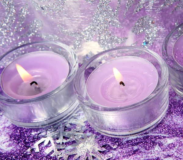 圣诞装饰品和燃烧的蜡烛 — 图库照片