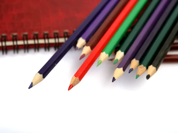 Színes Ceruzák Notebook Fehér Háttér — Stock Fotó