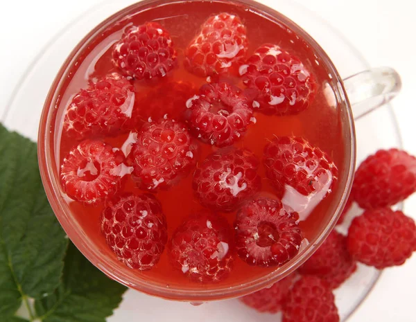 Framboises Mûres Flottant Dans Une Tasse Thé — Photo