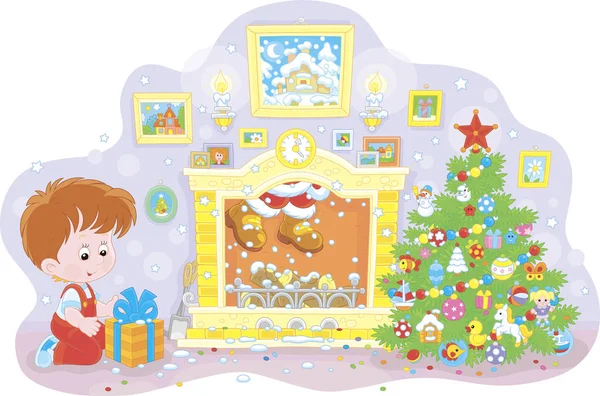 漫画スタイルのベクトル図で隠したカラフルに装飾されたクリスマス ツリー サンタの近くの彼のギフトを持つ少年 — ストックベクタ