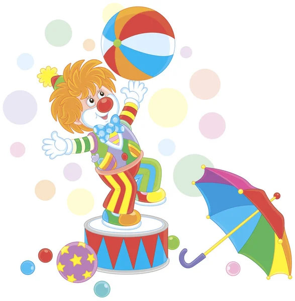 有趣的红色马戏团小丑玩一个大的五颜六色的球和伞 矢量插图在卡通风格 — 图库矢量图片