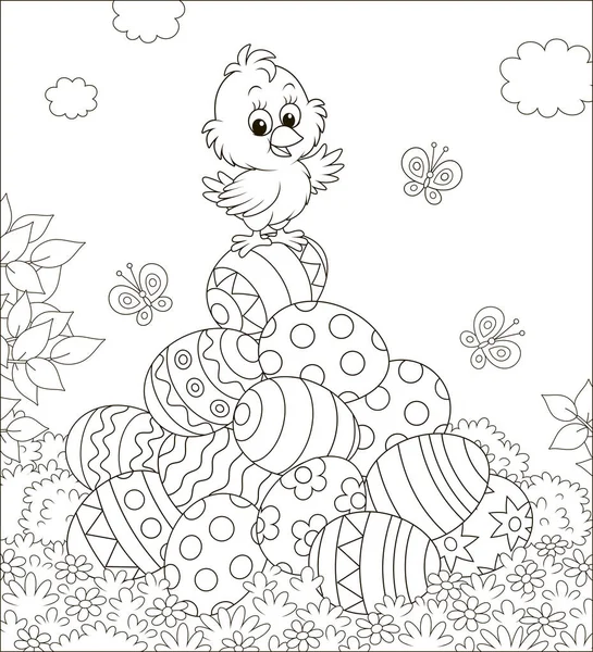 塗り絵の漫画のスタイルで晴れた春の日 黒と白ベクトル イラストをカラフルに装飾された卵の山の上の小さなイースターのひよこ — ストックベクタ