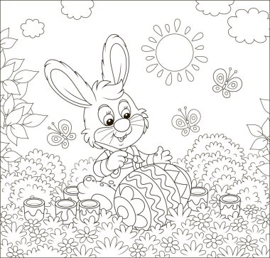 Küçük tavşan çim onun açık'ın bahçesinde küçük bir kulübe yakın çiçeklerle bir karikatür tarzı bir güneşli bahar günü, siyah ve beyaz vektör resimde thatched çatı arasında büyük bir Easter egg boyama