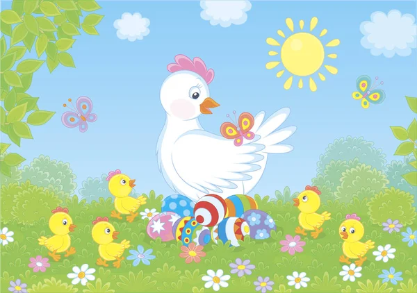 白鶏の上に座ってイースターの卵を着色 花の中で緑の草の上を歩く小さな雛に囲まれ 晴れた春の日に蝶を渦巻ベクトル漫画スタイルのイラスト — ストックベクタ