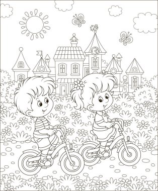 Küçük çocuklar güneşli bir yaz gününde sevimli küçük bir kasaba yakın bisiklet sürme, bir boyama kitabı için bir karikatür tarzında siyah ve beyaz vektör illüstrasyon