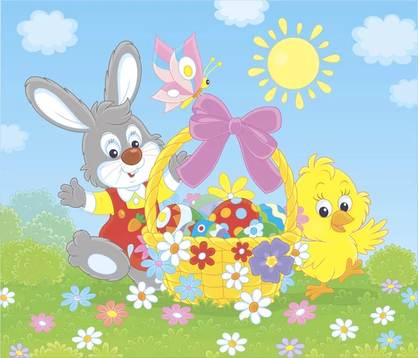 日当たりの良い春の日 漫画のスタイルのベクトル図に花の中で挨拶を振って卵を華やかに飾り付けて灰色ウサギとのイースター バスケットに小さな黄色のひよこ — ストックベクタ