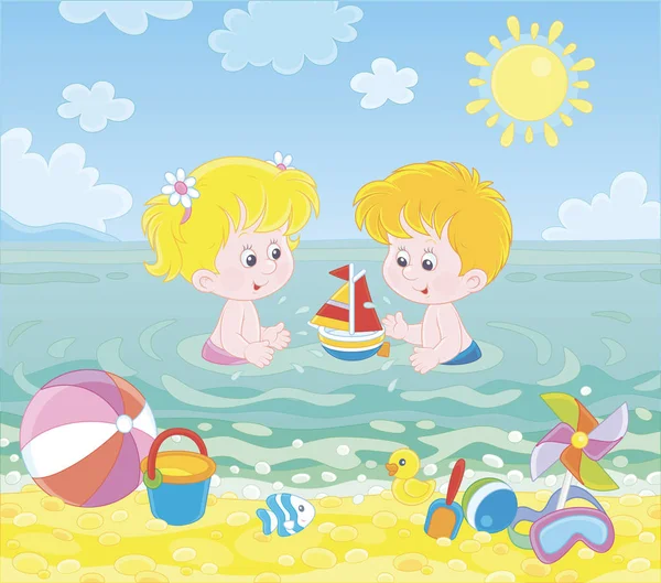在阳光明媚的夏日 快乐的小孩子在海边的沙滩上玩着蓝色海水中的玩具 卡通风格的矢量插图 — 图库矢量图片