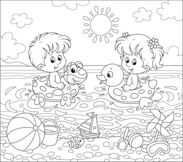 晴れた夏の日に海のビーチで膨脹可能なリングで泳ぐ幸せな小さな子供たち 塗り絵のための漫画のスタイルで黒と白のベクトルイラスト — ストックベクタ