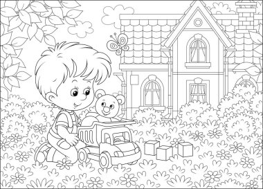 Küçük çocuk bir oyuncak kamyon, komik bir oyuncak ayı ve bir yaz günü bir çim çim üzerinde çiçekler arasında küpler, bir boyama kitabı için bir karikatür tarzı siyah ve beyaz vektör illüstrasyon oynarken