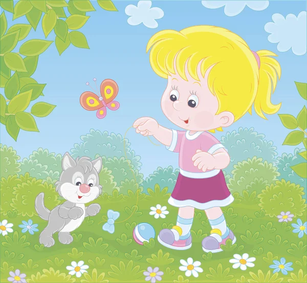 晴れた夏の日に芝生の緑の草の上に花の間で小さな灰色の子猫と遊んで微笑む小さな女の子 漫画スタイルでベクトルイラスト — ストックベクタ