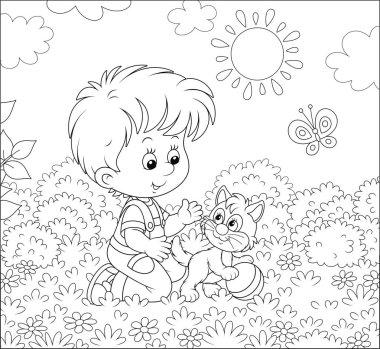 Gülümseyen küçük çocuk güneşli bir yaz gününde bir çim çim üzerinde çiçekler arasında küçük bir neşeli kedi yavrusu ile oynarken, bir boyama kitabı için bir karikatür tarzı siyah ve beyaz vektör illüstrasyon