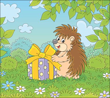 Neşeli ve güler yüzlü küçük kirpi sıcak bir yaz gününde yeşil bir ormanın güzel bir açıklığında tatil hediyesiyle birlikte güzel bir kutu tutuyor.