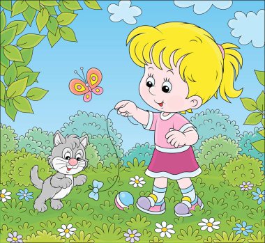 Güneşli bir yaz gününde yeşil çimlerin üzerinde küçük gri bir kediyle oynayan gülümseyen küçük kız, vektör karikatür çizimi.