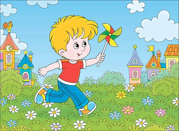夏の晴れた日に小さな町のカラフルな家を背景に 緑の芝生の上の花の間で彼のおもちゃの渦巻くと遊んでいる小さな男の子 ベクトル漫画のイラスト — ストックベクタ
