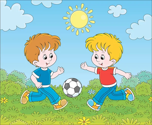 阳光明媚的夏日 一群笑着的小男孩在绿草上踢足球 — 图库矢量图片