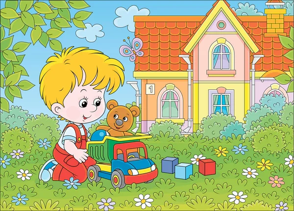 おもちゃのトラック 面白いテディベアと夏の日に芝生の緑の芝生の上の花の間の色のキューブ ベクトル漫画のイラストで遊んでいる小さな男の子 — ストックベクタ