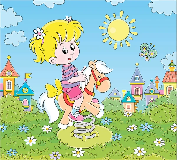晴れた夏の日に小さな町の遊び場でおもちゃの馬のスイングで遊んでいる笑顔の女の子 ベクトル漫画のイラスト — ストックベクタ