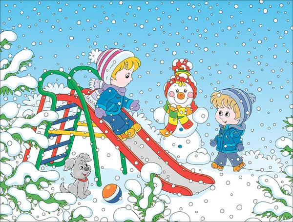 雪の日の冬の公園の雪に覆われた遊び場でおもちゃのスライドで遊んでいる子供たち ベクトル漫画のイラスト — ストックベクタ