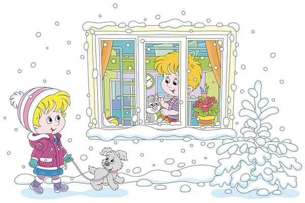 在一个大雪的冬日 一个快乐的小女孩带着一只灰色的小狗散步 一个小男孩和一只小猫玩耍 从房间的窗户往外看 这是一个病媒卡通画 — 图库矢量图片