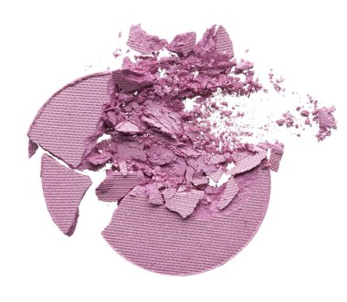 Ezilmiş doku yavaşça pembe göz gölge beyaz arka plan üzerinde izole. Makro doku kırık krem pembe toz beyaz arka plan üzerinde