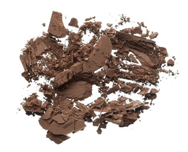 Ezilmiş doku koyu kahverengi göz gölge beyaz arka plan üzerinde izole. Makro doku beyaz arka plan üzerinde kırık çikolata tozu