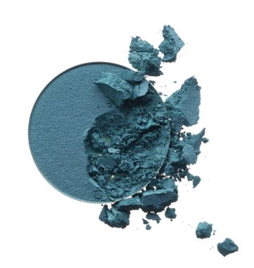 Ezilmiş doku Lacivert göz gölge beyaz arka plan üzerinde izole. Makro doku kırık beyaz arka plan üzerinde koyu mavi toz