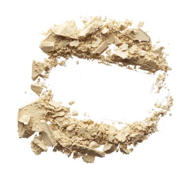 Ezilmiş doku hafifçe sarı göz gölge beyaz arka plan üzerinde izole. Makro doku kırık krem sarı toz beyaz arka plan üzerinde